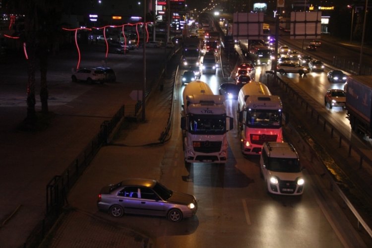 Tır ile otomobil &ccedil;arpıştığı kazada trafik fel&ccedil; oldu