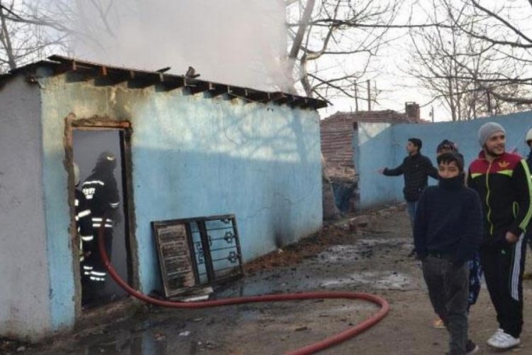 Mum yakıp uyuyakaldı, evi k&uuml;le d&ouml;nd&uuml;