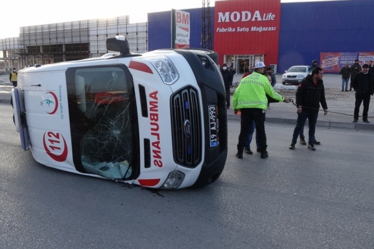 &Ccedil;orum'da ambulans, otomobille &ccedil;arpışıp devrildi; 5 yaralı