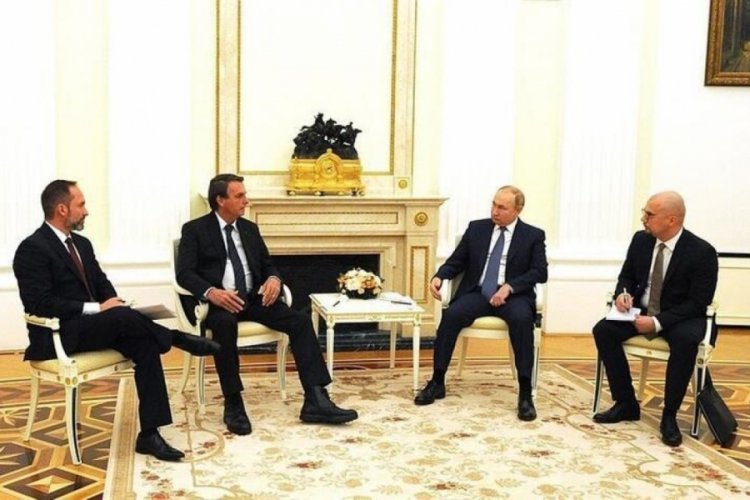 Putin masayı k&uuml;&ccedil;&uuml;ltt&uuml;! Dikkat &ccedil;eken kareler...