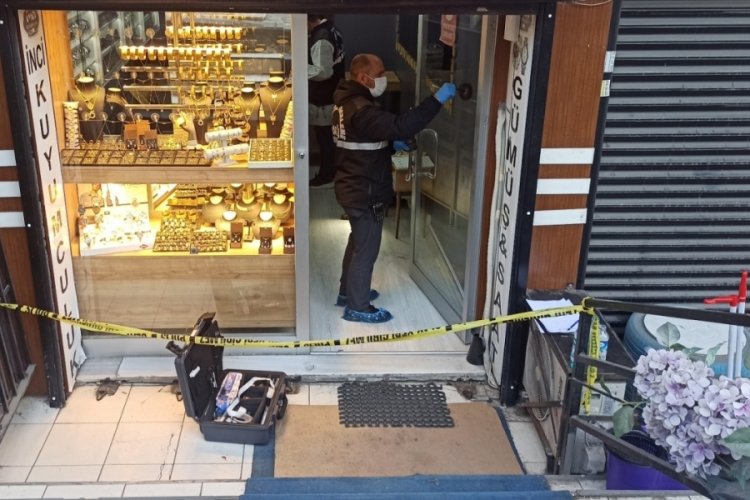 İstanbul'da kuyumcuyu soymak istediler, imitasyon altınları alıp ka&ccedil;tılar