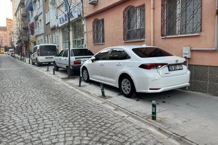 Kaldırımları kaplayan ara&ccedil;lar vatandaşın tepkisini &ccedil;ekti