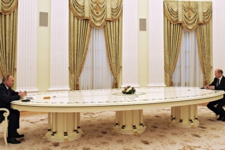 Putin'in uzun masası krize neden oldu!