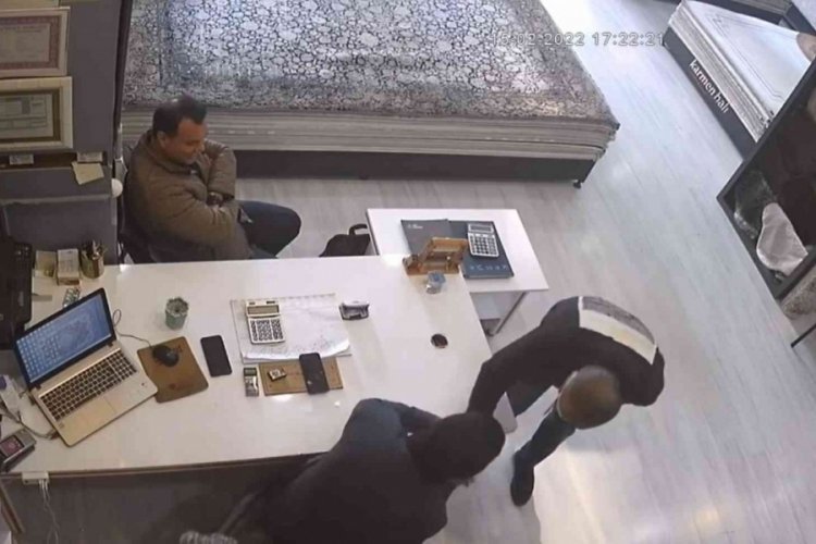 Antalya'da hırsız, işyeri sahibinden &ouml;z&uuml;r diledi