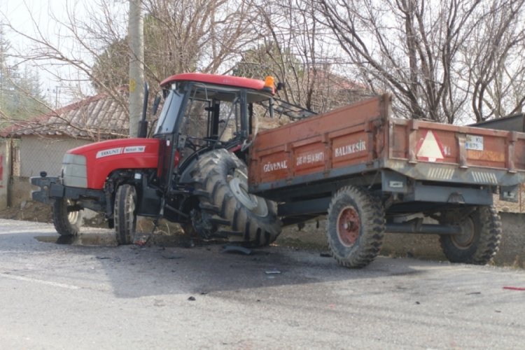 Kamyonetle trakt&ouml;r&uuml;n &ccedil;arpıştığı kazada 3 kişi yaralandı