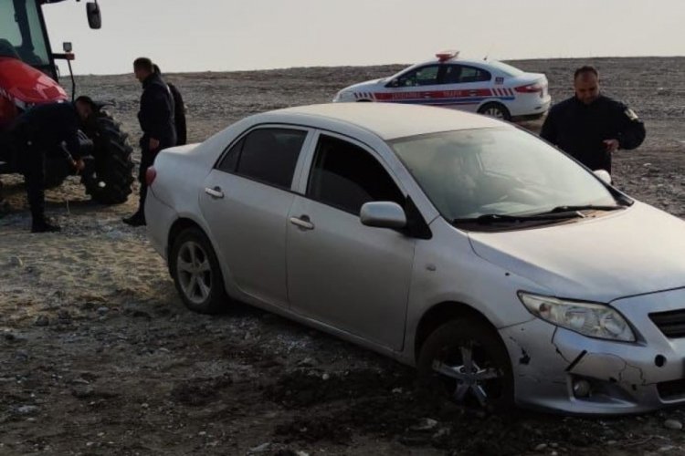Otomobil İskele sahasında &ccedil;amura saplandı