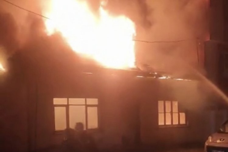 Bursa'da metruk bina ikinci kez alev alev yandı