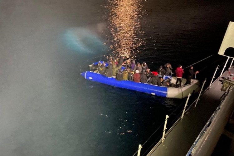 Balıkesir'de 39 d&uuml;zensiz g&ouml;&ccedil;men kurtarıldı