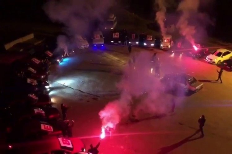 30 aracı sevgilisi i&ccedil;in yan yana dizip evlilik teklifi yaptı