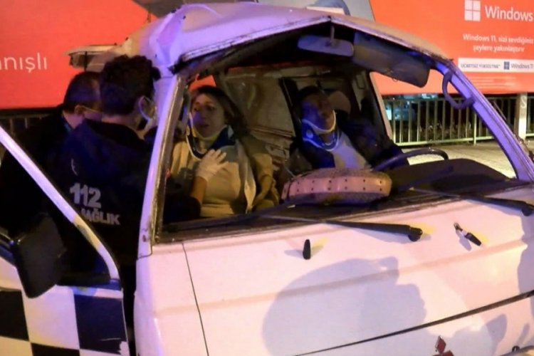 Zincirleme kaza! 2 kişi ara&ccedil; i&ccedil;erisinde sıkıştı