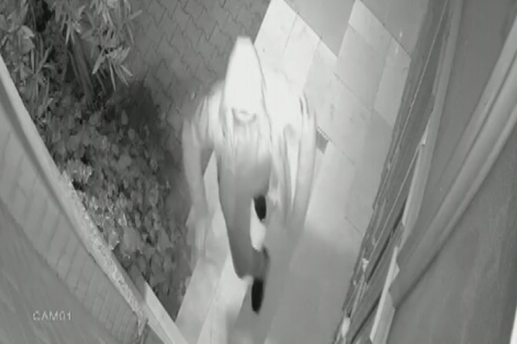 İstanbul'da zilleri &ccedil;alınan apartman sakinleri &ccedil;areyi not bırakmakta buldu