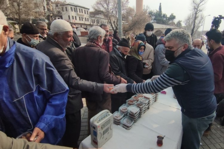 Vir&uuml;s ge&ccedil;iren Cumhurbaşkanı i&ccedil;in lokma d&ouml;k&uuml;p dağıttı
