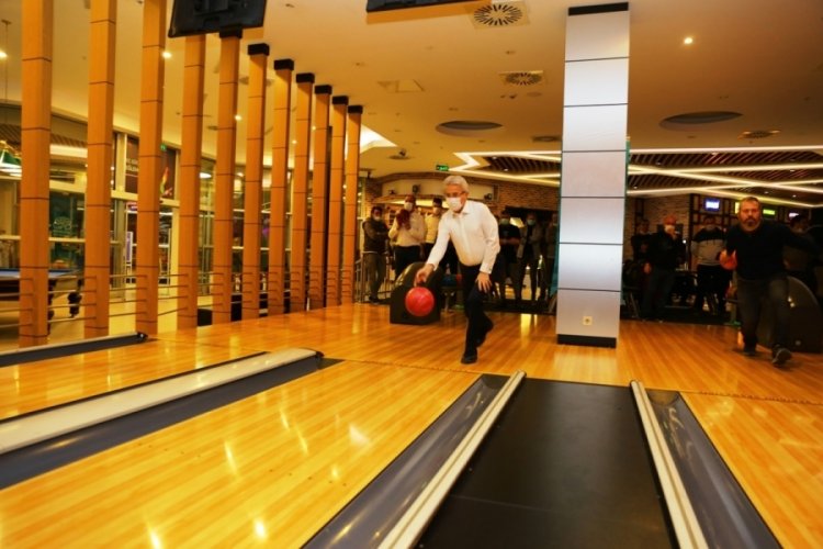 Bursa'da belediye personeli bowlingde stres attı