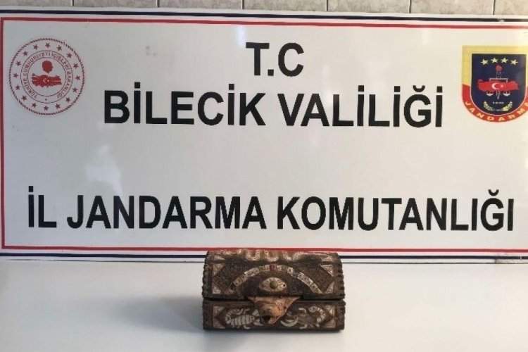 Yahudilikle ilgili fig&uuml;rlerin bulunduğu yılan derisi ele ge&ccedil;irildi