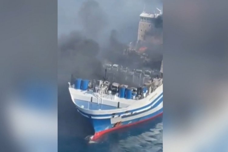 Korfu Adası a&ccedil;ıklarında yanan feribotta s&ouml;nd&uuml;rme &ccedil;alışmaları