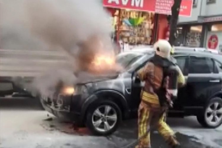 İstanbul Fatih'te otomobil alev alev yandı