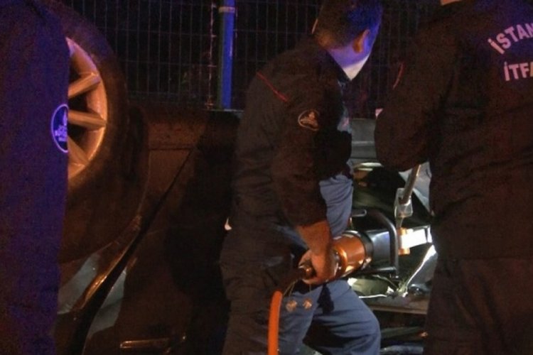 İstanbul'da takla atan otomobil doğalgaz kutularına &ccedil;arptı
