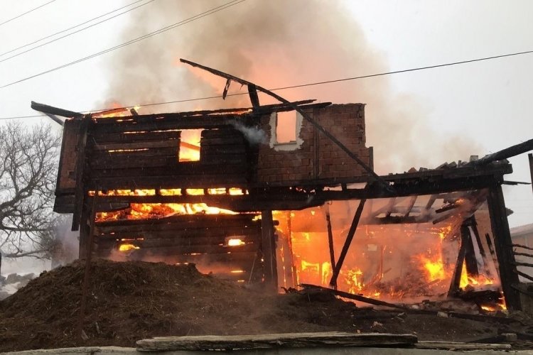 Kastamonu'da yangında 1 ev k&uuml;le d&ouml;nd&uuml;