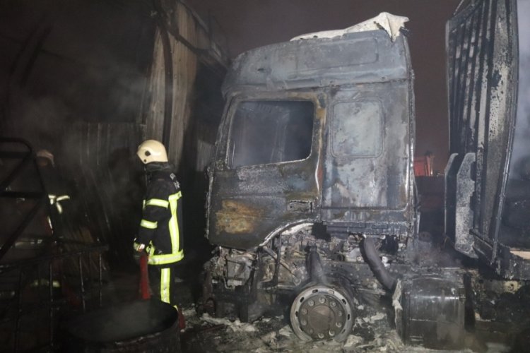 Kayseri'de yangın: 10 d&uuml;kkan ve 3 tır k&uuml;le d&ouml;nd&uuml;