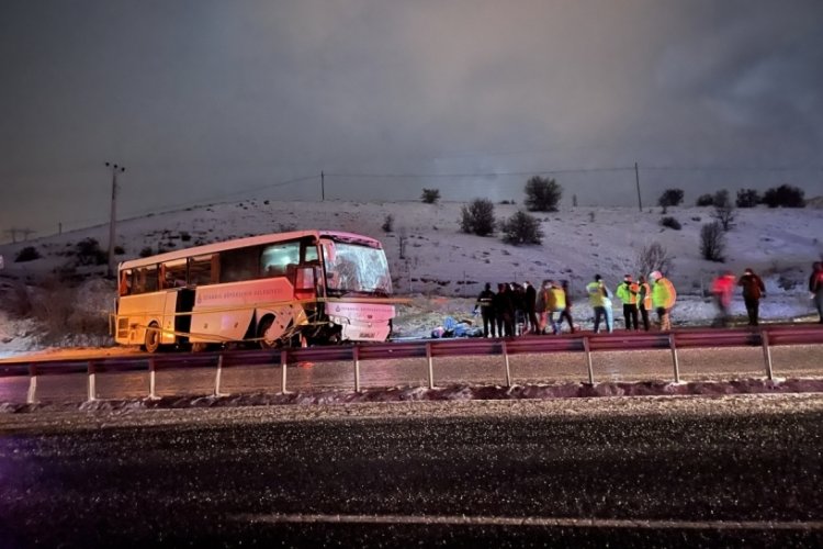 Cenaze yakınlarını taşıyan İBB'ye ait yolcu otob&uuml;s&uuml; devrildi: 2 &ouml;l&uuml;