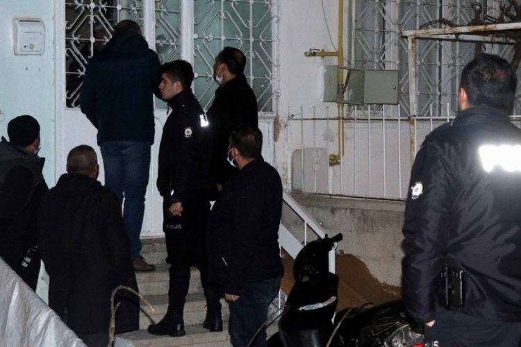 Motosikletinin trafikten &ccedil;ekilmesine sinirlendi, annesini ve kızını rehin aldı