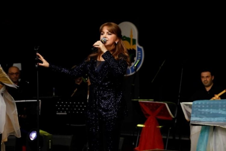 Bursa'da M&uuml;nevver &Ouml;zdemir m&uuml;zik ziyafeti verdi