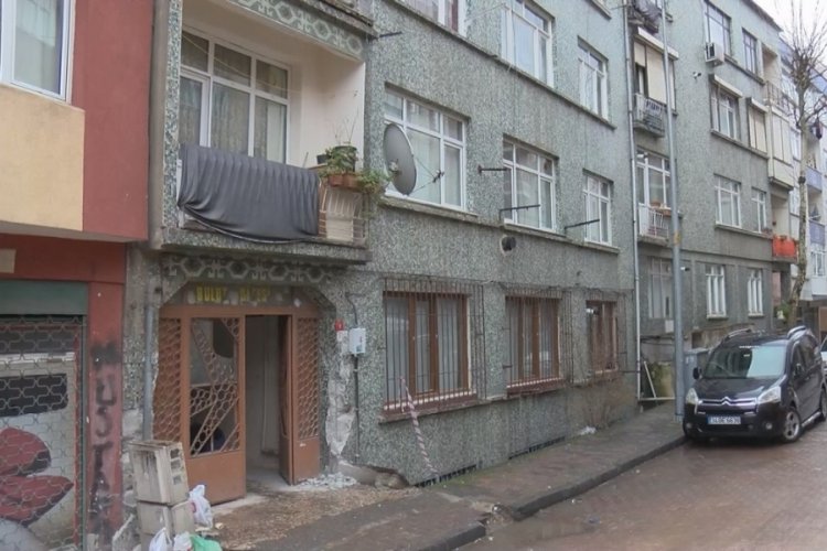 52 yıllık binada b&uuml;y&uuml;k tehlike: Beşik gibi sallanıyor