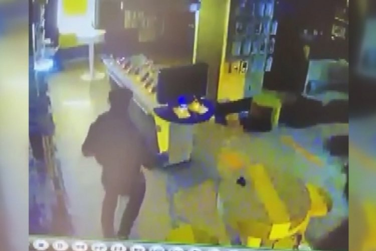 Bursa'da telefon mağazasını 1 dakikada soydu