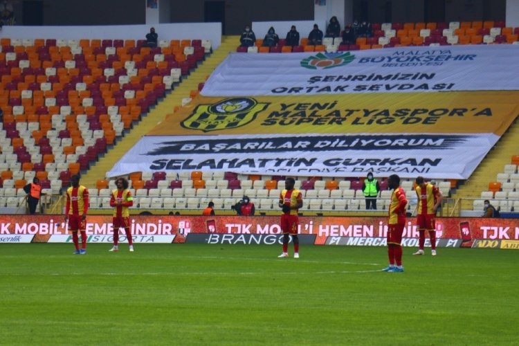 Malatyasporlu futbolcular paralarını alamamalarını protesto etti