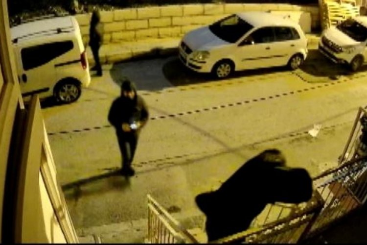 Tuvalete kalkınca hırsızla burun buruna geldi