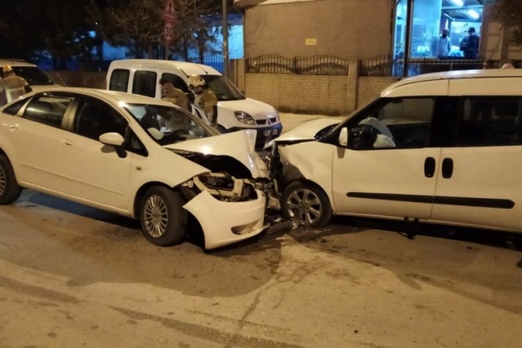 Bursa'da hastane &ouml;n&uuml;nde kafa kafaya kaza! 6 yaralı