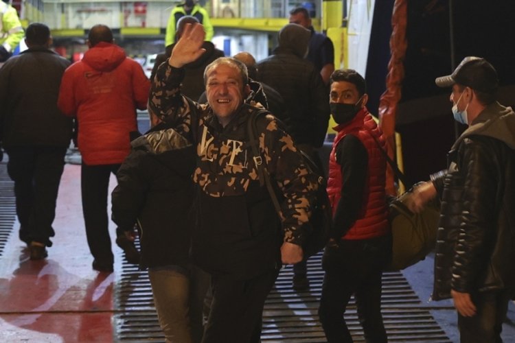 Yanan feribottan kurtulan T&uuml;rk vatandaşları yurda d&ouml;n&uuml;yor