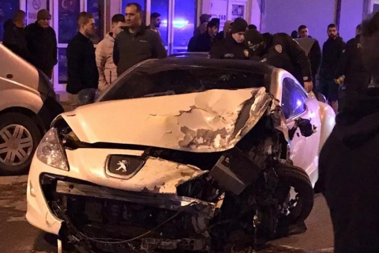 Alkoll&uuml; s&uuml;r&uuml;c&uuml; 7 araca &ccedil;arpıp ortalığı savaş alanına &ccedil;evirdi