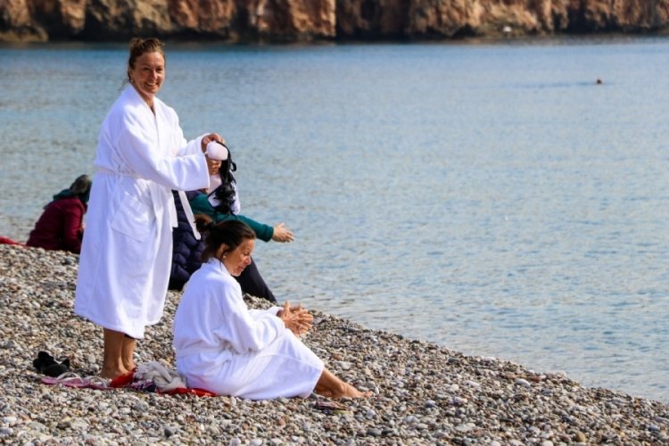Antalya'da vatandaşlar denize girmeye başladı