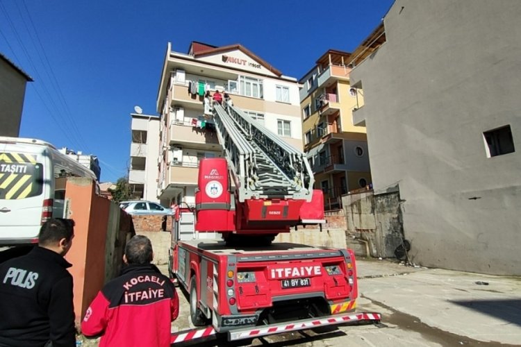 Kocaeli'de eve kilitlenen kadını ve &ccedil;ocuklarını itfaiye &ccedil;ıkardı