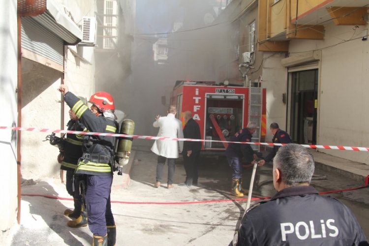 &Ccedil;eyiz mağazasında korkutan yangın