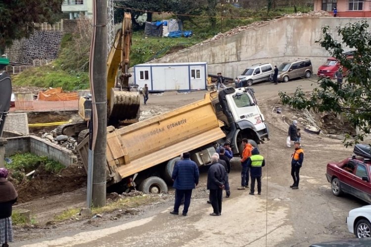 &Ccedil;&ouml;ken yolda kamyon dere yatağına d&uuml;şt&uuml;