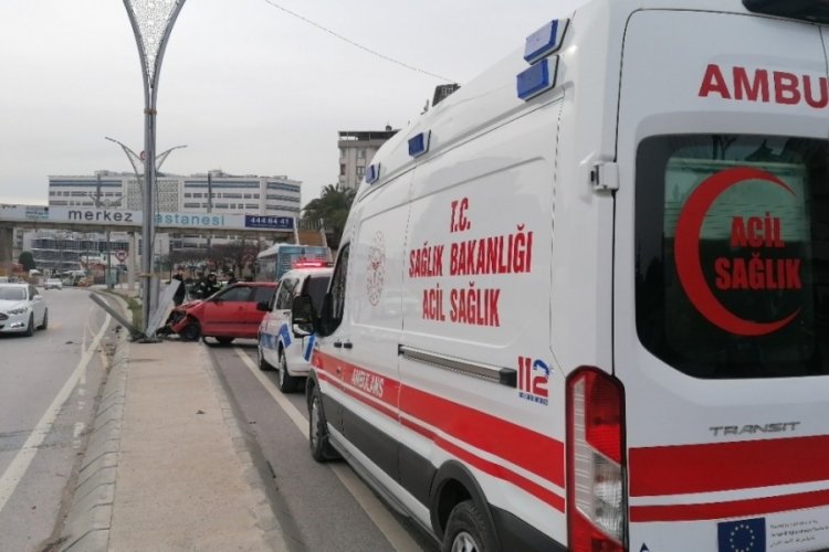 Kocaeli'de iki ara&ccedil; &ccedil;arpıştı: 3 yaralı