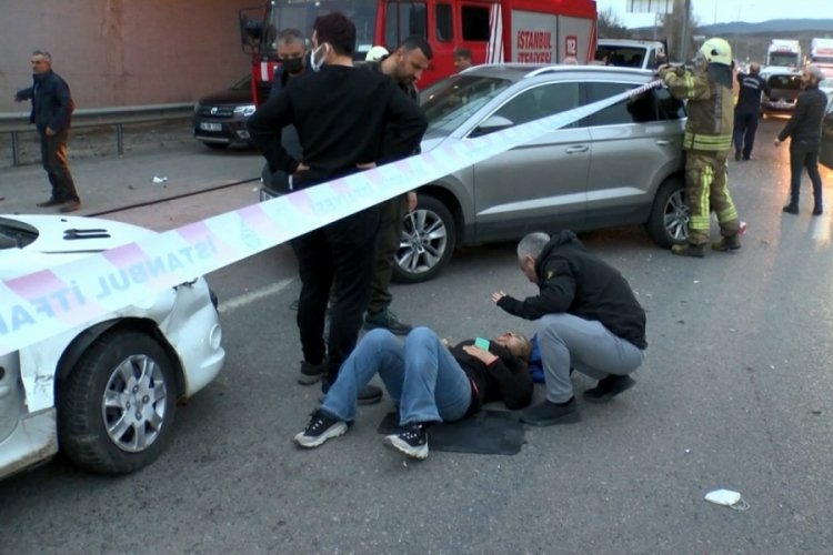 İstanbul'da feci kaza: 7 ara&ccedil; birbirine girdi, 1 otomobil yandı
