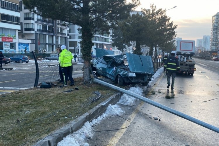 Otomobil orta ref&uuml;je &ccedil;arptı: 1'i ağır 2 yaralı
