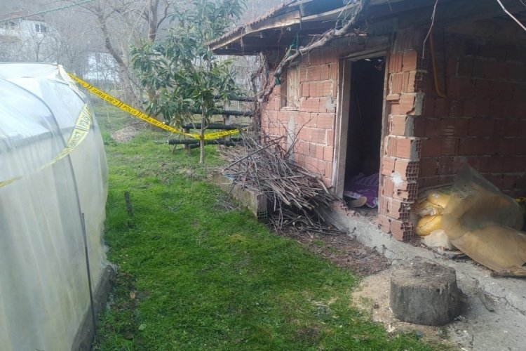 Yaşlı adam evinin kabukluğunda &ouml;l&uuml; bulundu