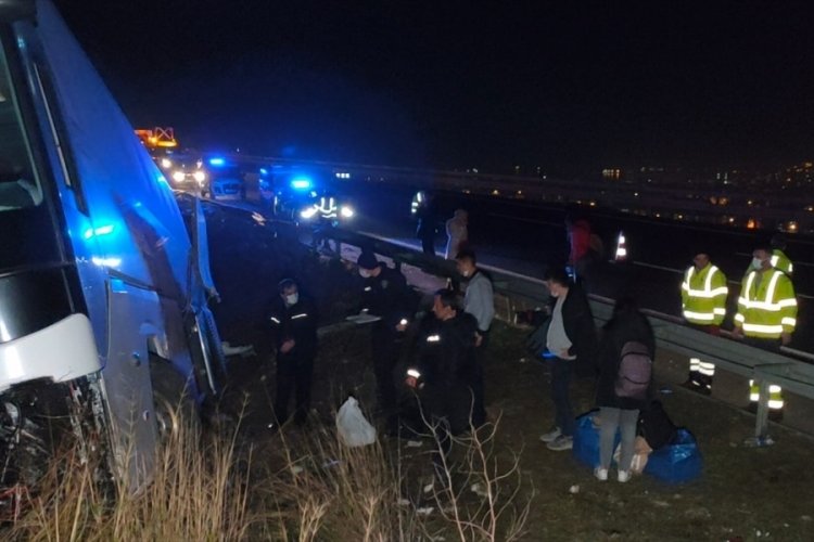 Bursa'da bariyere &ccedil;arpan yolcu otob&uuml;s&uuml;nde 4 kişi yaralandı
