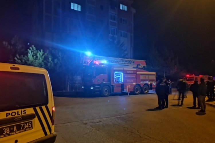 Oturduğu evi yaktı, ekipler seferber oldu