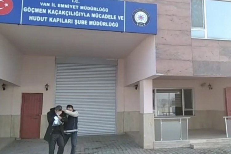 Van'da g&ouml;&ccedil;men ka&ccedil;ak&ccedil;ılığı operasyonunda 4 g&ouml;zaltı