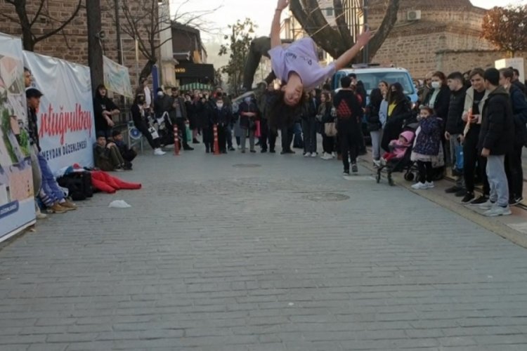 Bursa'da sokak akrobatlarına zabıtadan m&uuml;dahale