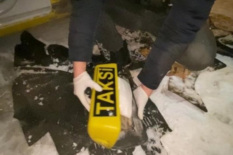 Taksinin tepe lambasına uyuşturucu gizlediler