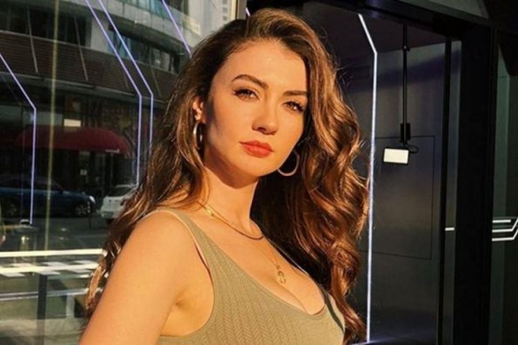 Burcu &Ouml;zberk derin yırtma&ccedil;lı elbisesiyle kamera karşısına ge&ccedil;ti