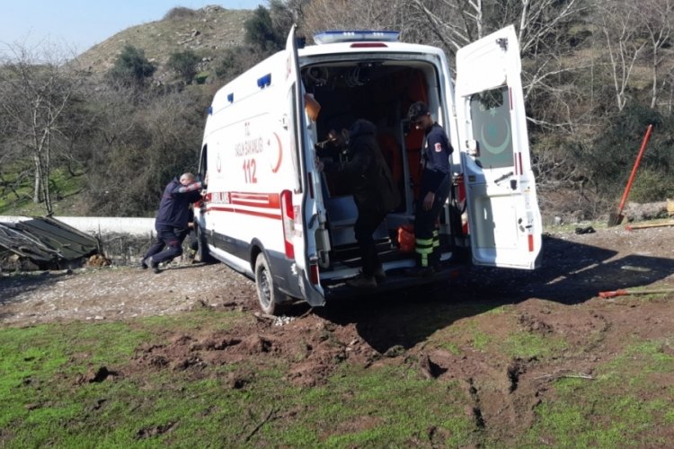 Kocaeli'de ambulansı kurtarmaya gelen itfaiye aracı da &ccedil;amura saplandı