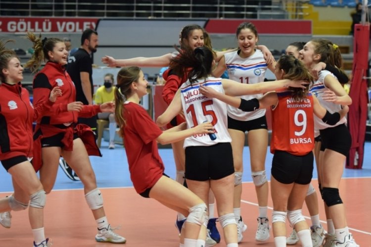 Bursa'nın gen&ccedil; sultanlarından galibiyetli kapanış!