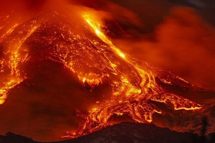 Etna yine lav p&uuml;sk&uuml;rt&uuml;yor